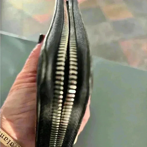 EUC Louis Vuitton Epi Noir zippy wallet full inclusion and new zipper pull - Picture 4 of 14